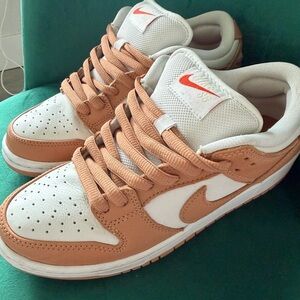 Light Cognac Nike SB Sneakers